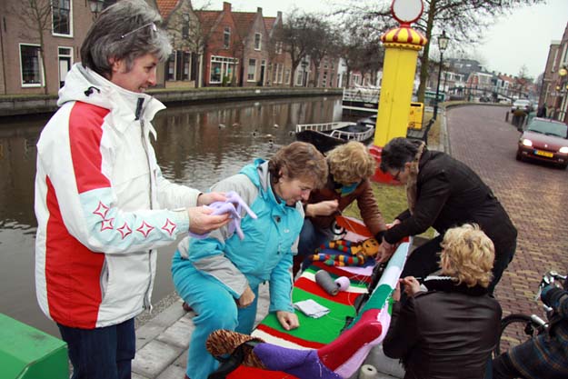 Guerilla knitting in Schipluiden bij Cult Royale