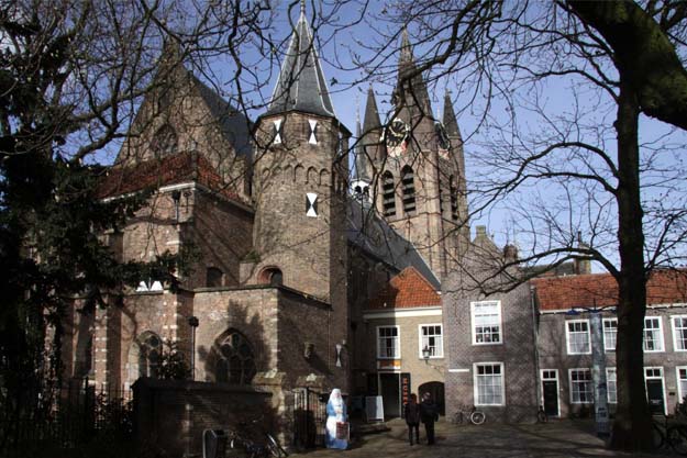 Museum Het Prinsenhof Delft, de Oude kerk op de achtergrond